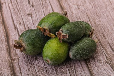 Tropik yeşil tatlı organik meyve Feijoa