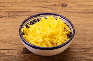 Yemek pişirmek için kasede dilimlenmiş sarı peynir.