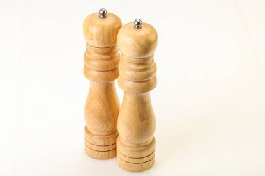 Ahşap biber ve tuz değirmeni mutfak malzemeleri.