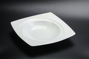 İzole edilmiş servis için beyaz boş tabak