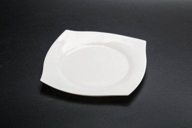 İzole edilmiş servis için beyaz boş tabak