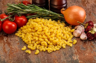 Çiğ İtalyan buğday makarnası - Chifferi rigati pişirmek için