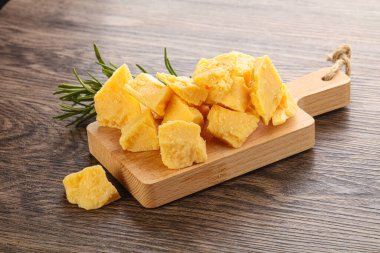 Kasede lezzetli parmesan peyniri parçaları var.