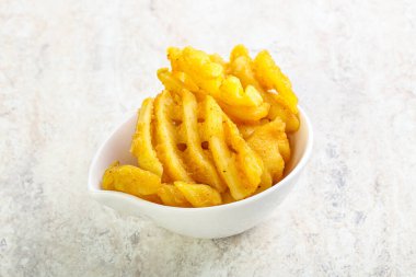 Lezzetli kızarmış patates dilimi kasede