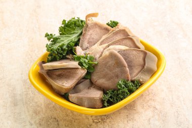 Dilimlenmiş domuz dili aperatifi. Fesleğen servis edildi.