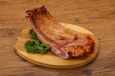 Baharatlı ve otlu domuz pirzolası.