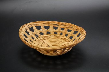 Siyah arkaplanda servis yapmak için doğal hasır masa takımı