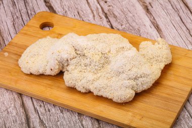 Kızartma için çiğ domuz eti şnitzel.