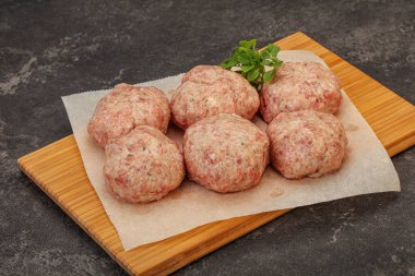 Yemek pişirmek için çiğ hindi köftesi.