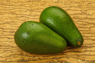İki olgun egzotik yeşil avokado sebzesi.