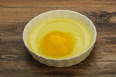 Pişirmek için çiğ tavuk yumurtası.