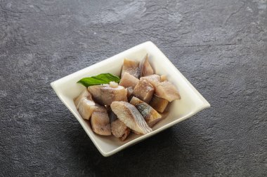 Atıştırmak için dilimlenmiş ringa filetosu kasede.