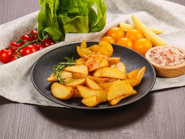 Patates kızartması tabakta lezzetli patates