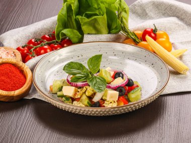 Feta peyniri ve sebzeli geleneksel Yunan salatası