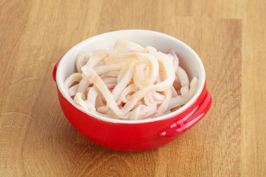 Terbiye edilmiş mürekkep balığı kasede atıştırmalık.