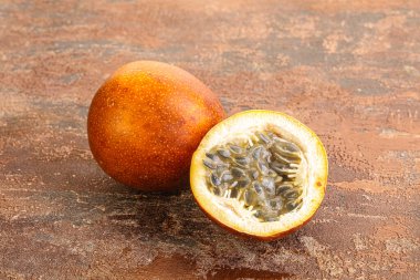 Dilimlenmiş tropik tatlı ve sulu Tutku meyvesi