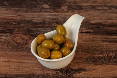 Kavanozda yeşil zeytin turşusu