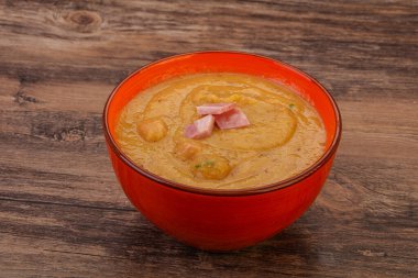 Füme domuz pirzolası ve bezelye kremalı çorba.