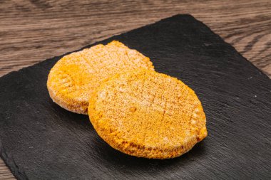 Fırında pişmemiş ev yapımı tavuk pirzolası.