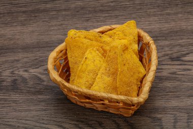 Meksika mısır cipsi üçgen yığını.