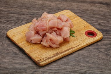 Pişirmek için çiğ tavuk göğsü.