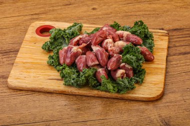 Pişirmek için çiğ tavuk kalbi yığını