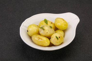 Kasede taze haşlanmış patates soğan servis edildi.