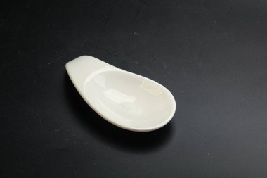 Siyahın üzerine servis için beyaz leke.