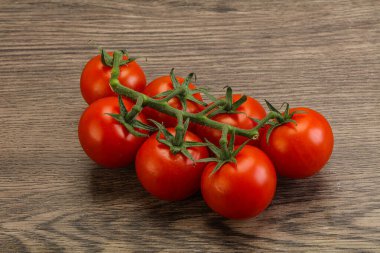 Taze olgun domates dalıyla izole edilmiş.