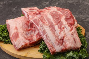 Lezzetli yemek için çiğ domuz kaburgası.