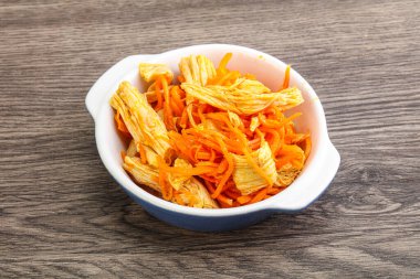 Havuçlu ve baharatlı Kore soya kuşkonmazı.