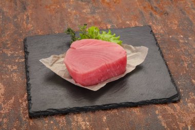 Çiğ ton balığı bifteği pişirmeye hazır.