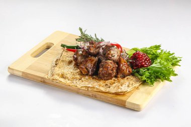 Izgara sığır kebabı ızgara Shashlik soğan servis etti.