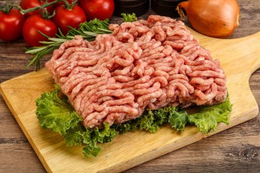 Pişirmek için çiğ domuz kıyması.