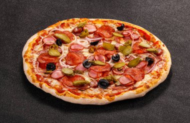 Sosis ve sebzeli İtalyan geleneksel pizzası.