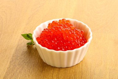 Rus kırmızı havyarı kasede.