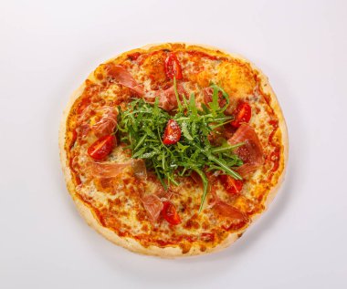 Parmalı pizza, peynir ve roka.