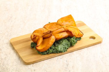 Tütsülenmiş kalamar aperatifi izole edilmiş.