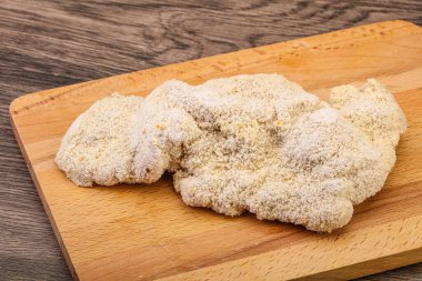 Kızartma için çiğ domuz eti şnitzel.