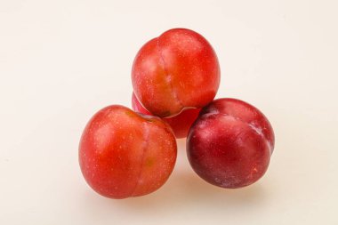 Olgun tatlı kırmızı erik yığını