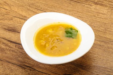 Füme et ve sebzeli bezelye çorbası.