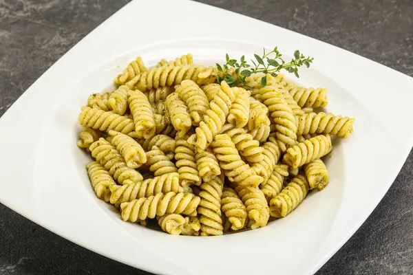 Italienische Nudeln Fusilli Mit Pesto Sauce — Stockfoto