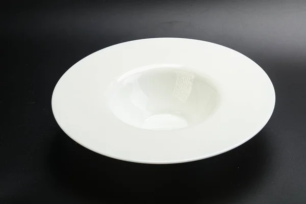 Κενό Λευκό Πιάτο Για Ζυμαρικά Πάνω Από Μαύρο Φόντο — Φωτογραφία Αρχείου