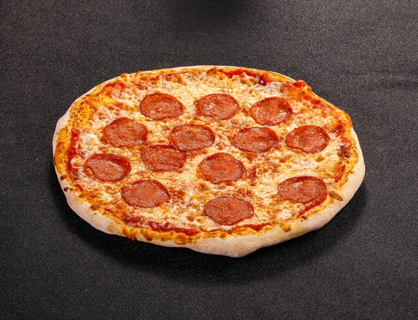 Pizza Tradicional Italiana Con Salchichas Pepperoni —  Fotos de Stock