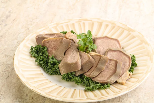 Geschnitten Schweinezunge Snack Vorspeise Serviert Basilikum — Stockfoto