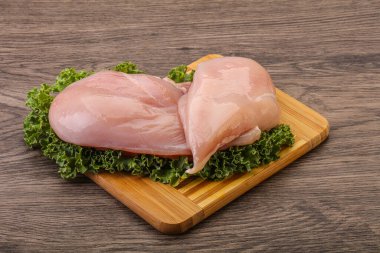 Pişirmek için iki çiğ tavuk göğsü