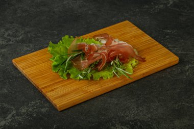 Biberiyeli dilimlenmiş domuz eti.