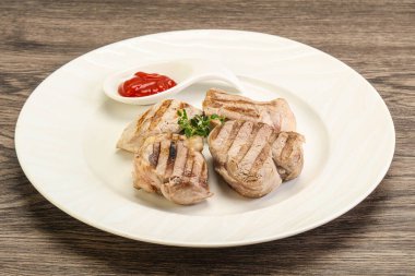 Domates soslu ızgara domuz filetosu kekik servis edilir.