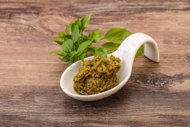 Fesleğen ve sedir fıstıklı yeşil sos sosu.