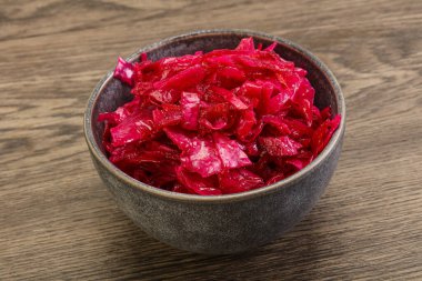 Kasede pancar kökü olan marine edilmiş kırmızı lahana.